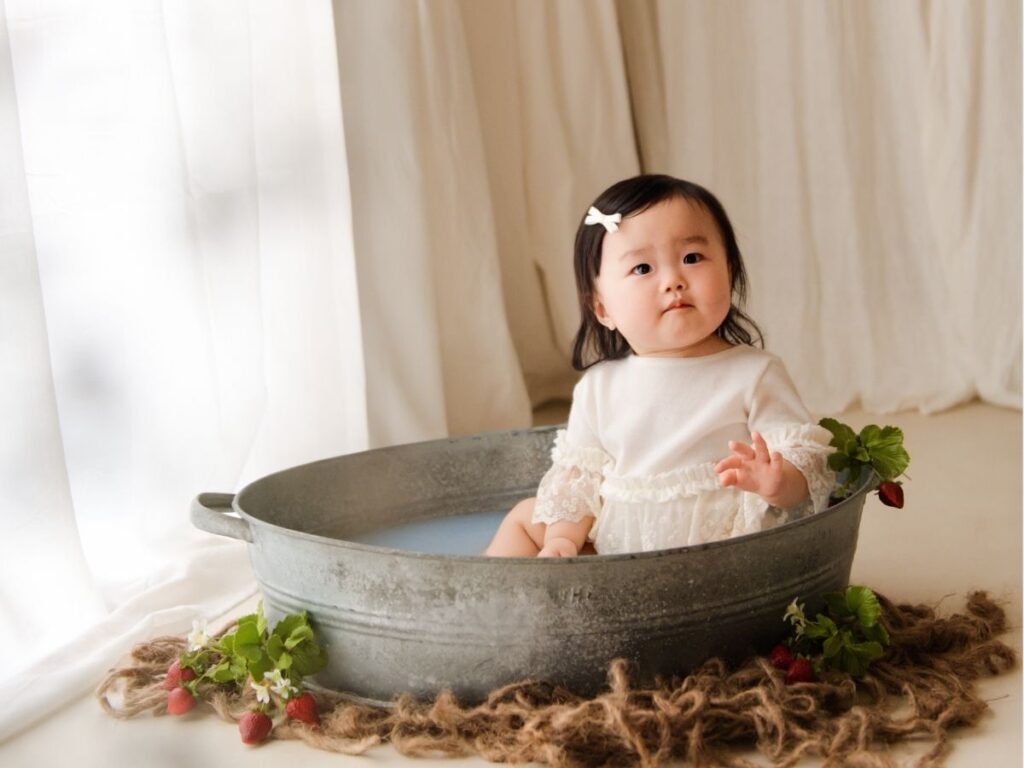 豊橋市のフォトスタジオリアンで撮影した1歳誕生日記念に「ミルクバスフォト」を撮影しました。海外から輸入したこだわりの衣装付きの撮影会。寝返り記念にぴったりです。岡崎・名古屋方面からも多数お越しいただいています。