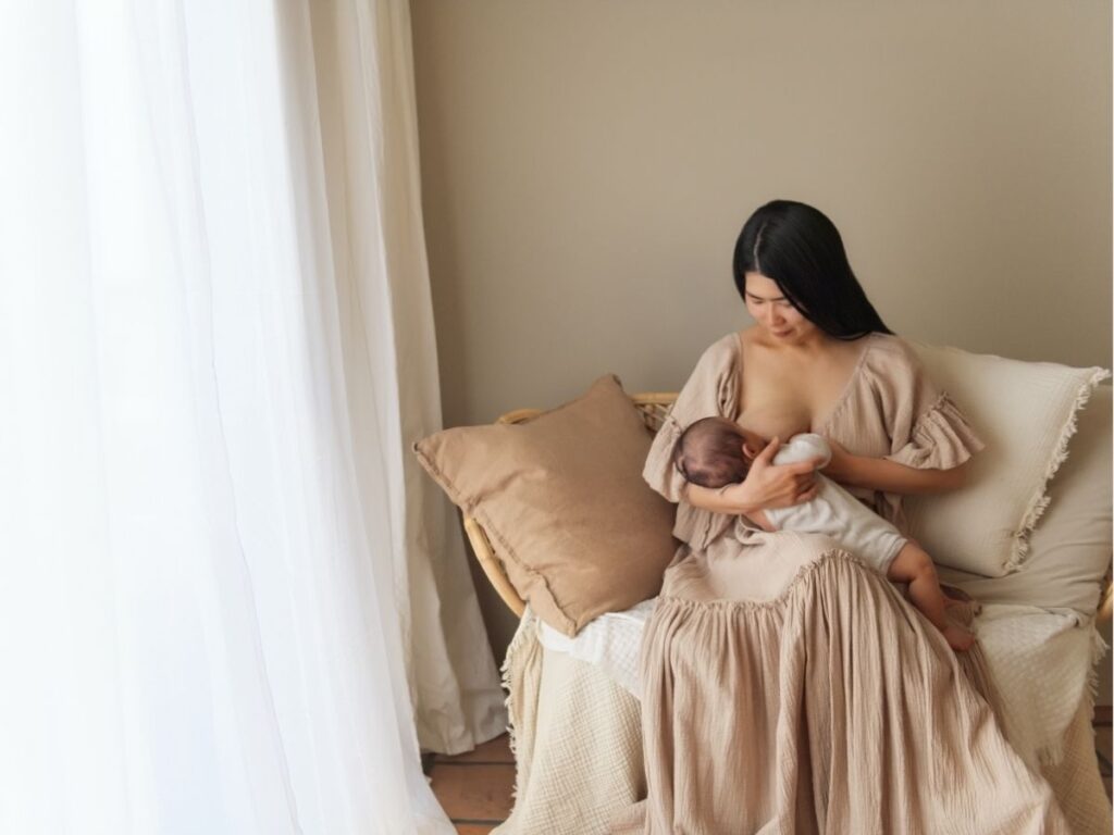 豊橋市のフォトスタジオリアンで撮影したベビーフォトで「授乳フォト」を撮影しました。海外から輸入したこだわりの衣装付きの撮影会。寝返り記念にぴったりです。岡崎・名古屋方面からも多数お越しいただいています。