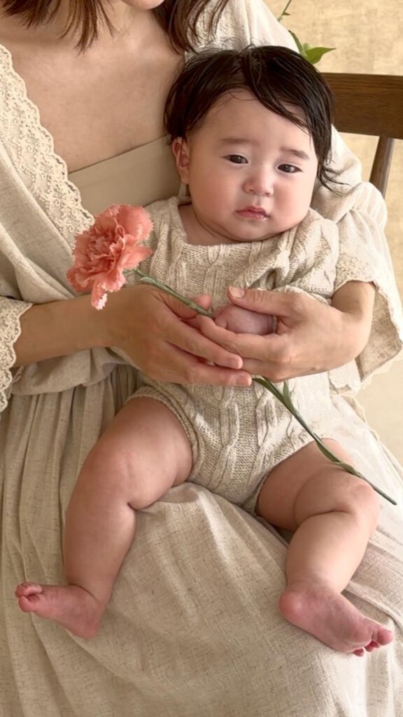 豊橋市のフォトスタジオで撮影する母の日フォト。ママとお子さまで過ごすベビーフォト撮影。今しかない母子のつながりを記録する人気の撮影で、愛知県・名古屋・岡崎からも来店。