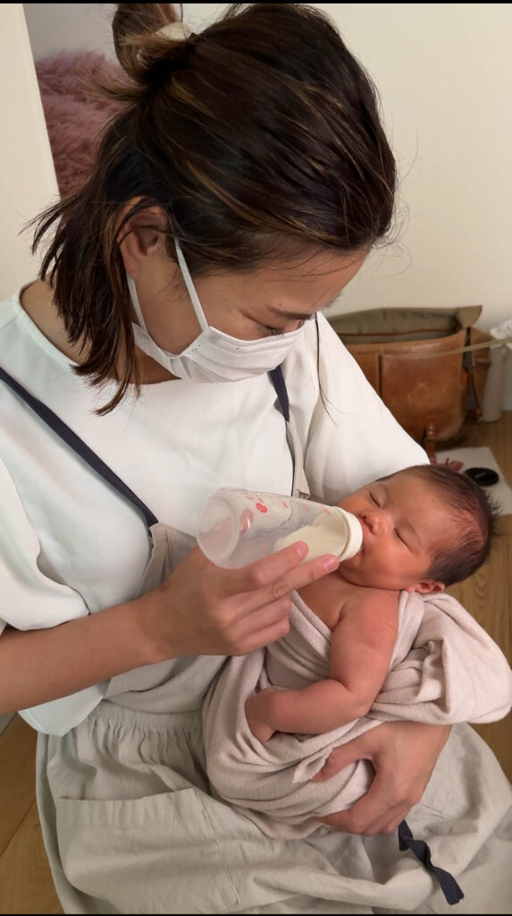 静岡県浜松市や岡崎市からも好評。授乳後のリラックスした表情を逃さない、スタジオリアンのニューボーンフォト撮影の流れ。