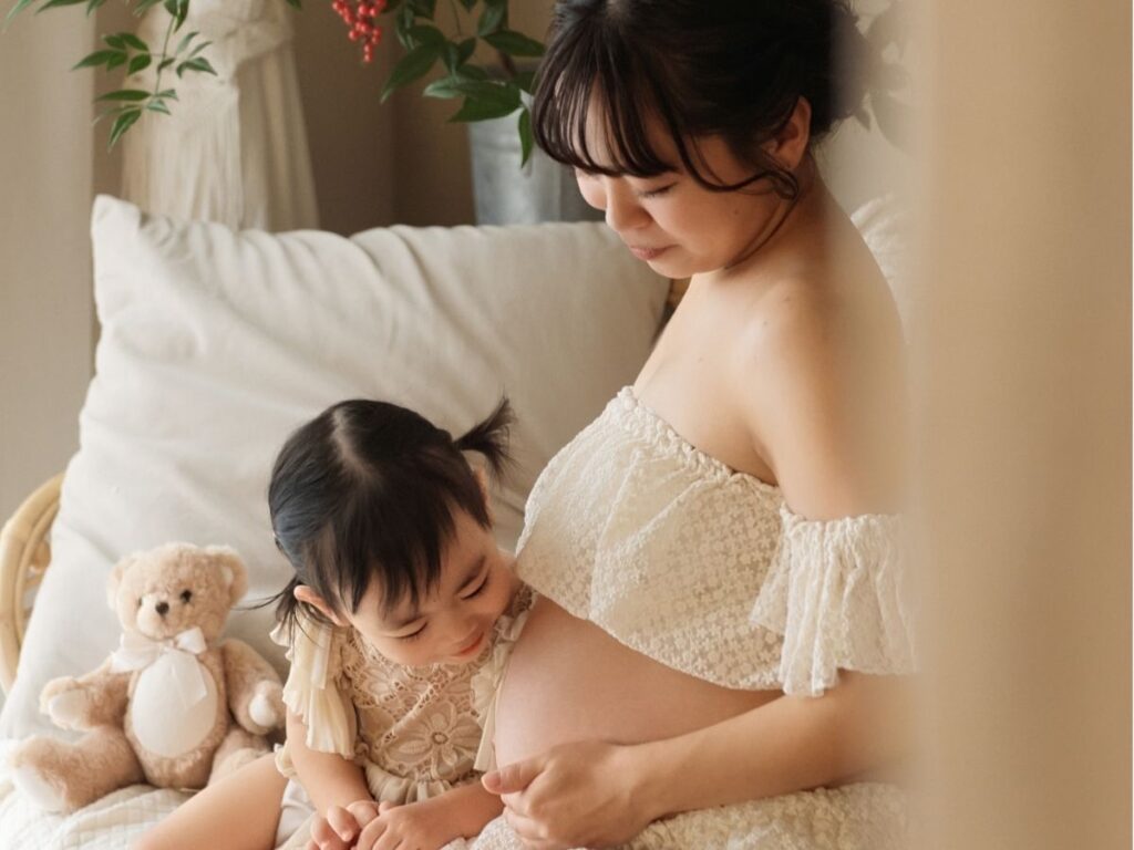 豊橋市のフォトスタジオリアンで撮影したマタニティフォト。上のお子さまと一緒に1日1組様限定の甲子力撮影。岡崎・名古屋方面からも多数お越しいただいています。