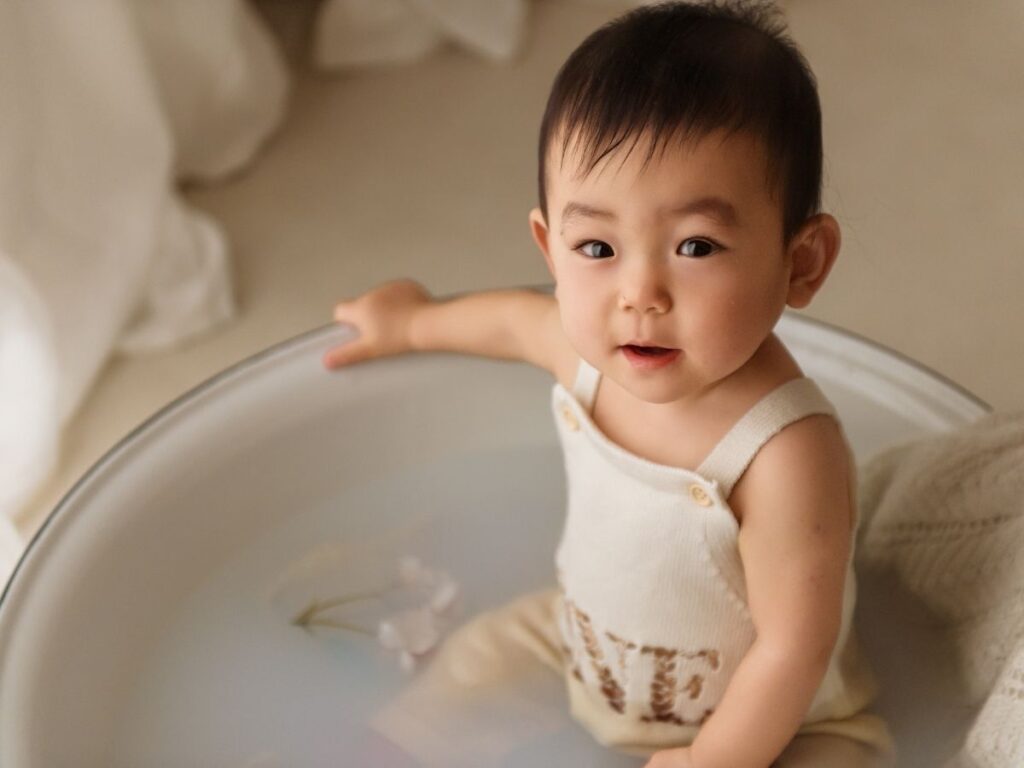豊橋市の写真館スタジオで撮影するミルクバスフォト。赤ちゃんがミルクバスに入るおしゃれなベビーフォト撮影会。1歳バースデー｜愛知県・名古屋・岡崎・浜松からも人気の赤ちゃん記念写真