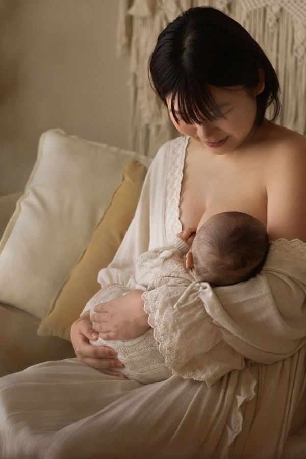 豊橋市のフォトスタジオで撮影する授乳フォト。ママと赤ちゃんのやさしい授乳時間を残すベビーフォト撮影。今しかない母子のつながりを記録する人気の撮影で、愛知県・名古屋・岡崎からも来店。