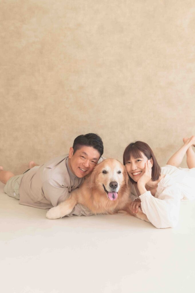 豊橋のレンタルスタジオで撮影された、わんちゃんと家族の温かな写真