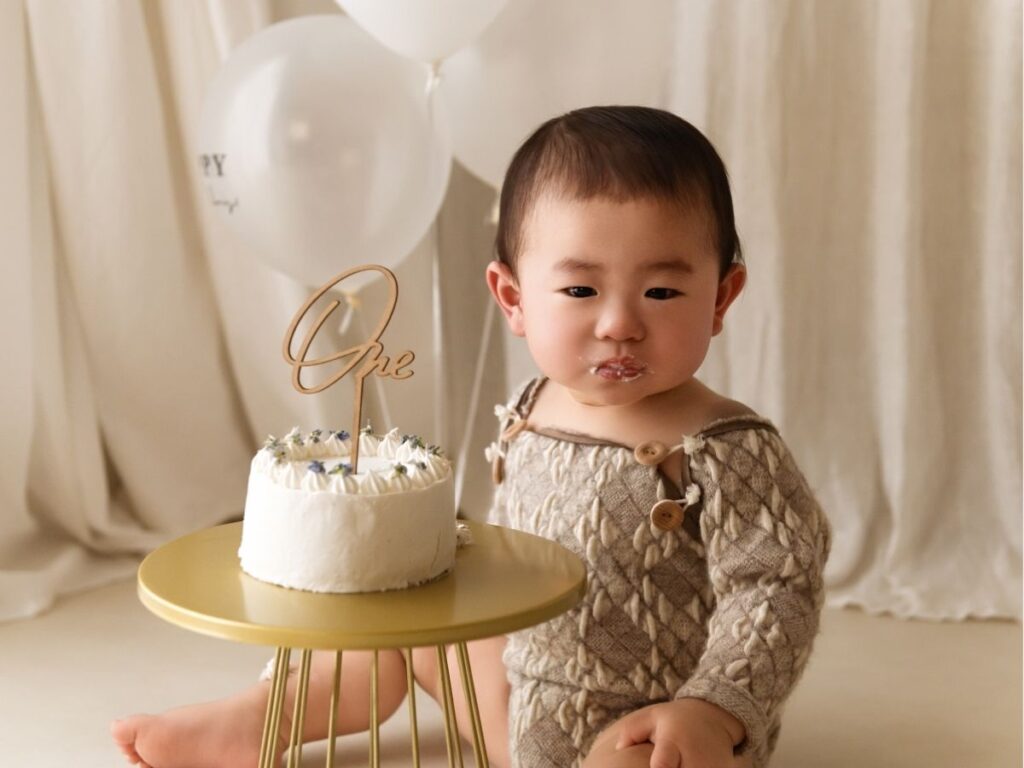 豊橋市のフォトスタジオリアンで撮影したベビーフォトで「1歳バースデーフォト」を撮影しました。ケーキスマッシュや、海外から輸入したこだわりの衣装付きの撮影会。寝返り記念にぴったりです。岡崎・名古屋方面からも多数お越しいただいています。