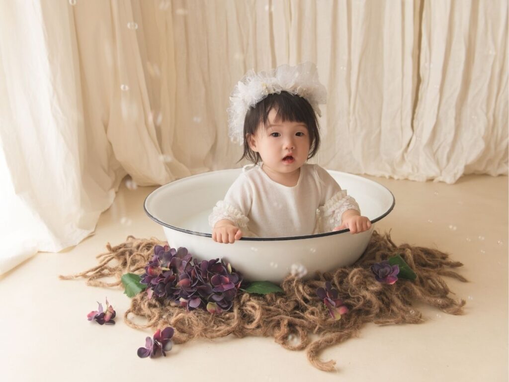 豊橋市のフォトスタジオリアンで撮影した1歳誕生日記念に「ミルクバスフォト」を撮影しました。海外から輸入したこだわりの衣装付きの撮影会。寝返り記念にぴったりです。岡崎・名古屋方面からも多数お越しいただいています。