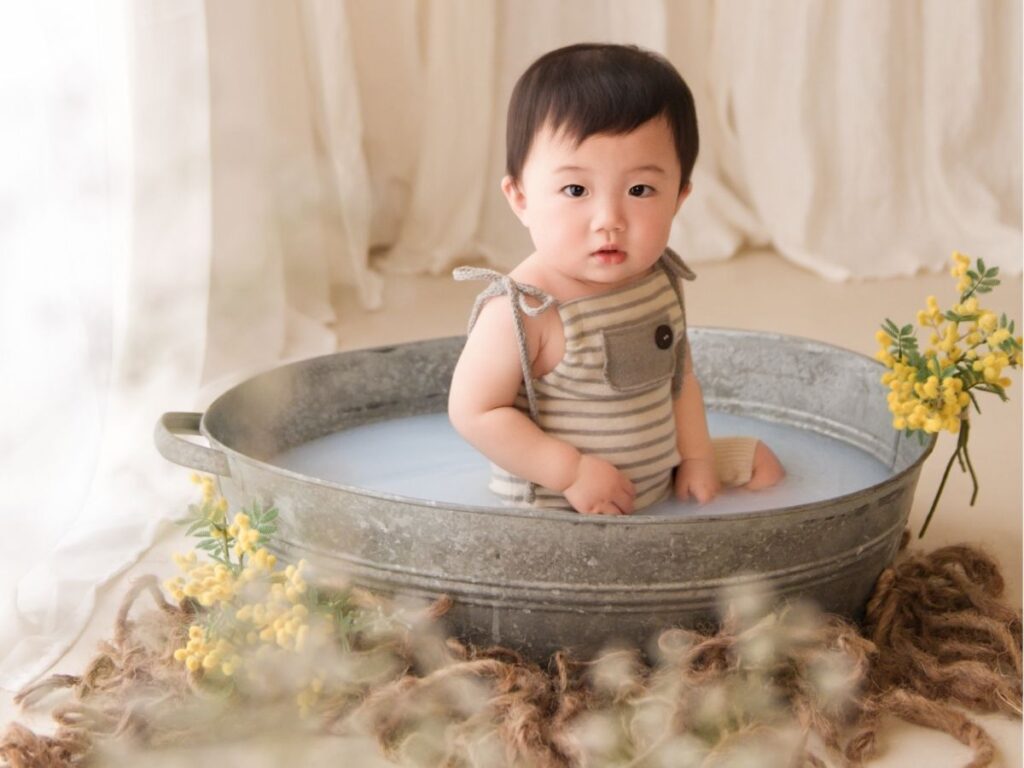 豊橋市のフォトスタジオリアンで撮影した1歳誕生日記念に「ミルクバスフォト」を撮影しました。海外から輸入したこだわりの衣装付きの撮影会。寝返り記念にぴったりです。岡崎・名古屋方面からも多数お越しいただいています。