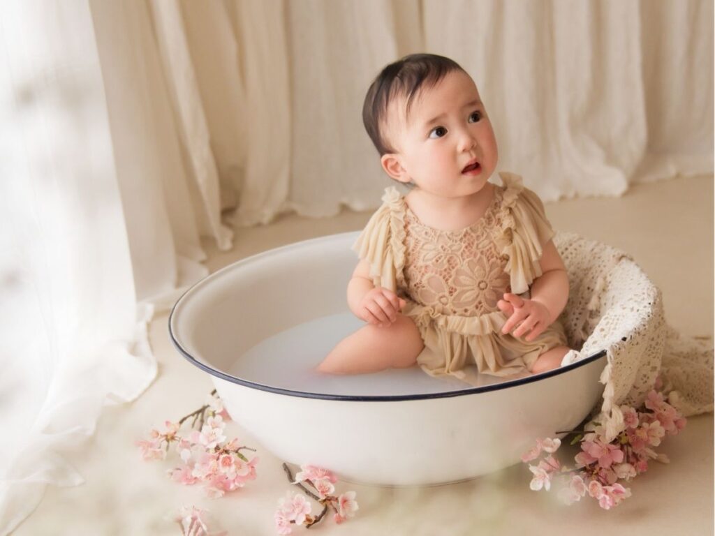 豊橋市のフォトスタジオリアンで撮影した1歳誕生日記念に「ミルクバスフォト」を撮影しました。海外から輸入したこだわりの衣装付きの撮影会。寝返り記念にぴったりです。岡崎・名古屋方面からも多数お越しいただいています。