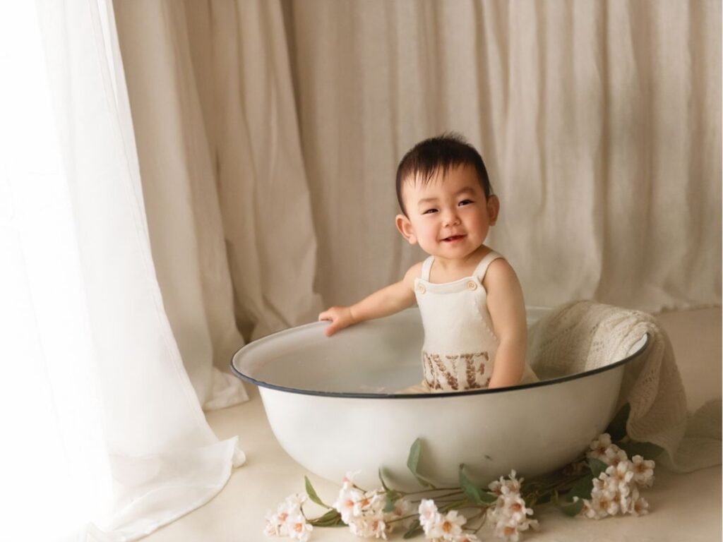 豊橋市のフォトスタジオリアンで撮影した1歳誕生日記念に「ミルクバスフォト」を撮影しました。海外から輸入したこだわりの衣装付きの撮影会。寝返り記念にぴったりです。岡崎・名古屋方面からも多数お越しいただいています。
