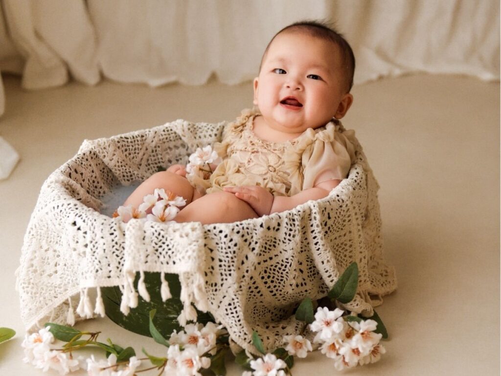 豊橋市のフォトスタジオリアンで撮影した1歳誕生日記念に「ミルクバスフォト」を撮影しました。海外から輸入したこだわりの衣装付きの撮影会。寝返り記念にぴったりです。岡崎・名古屋方面からも多数お越しいただいています。