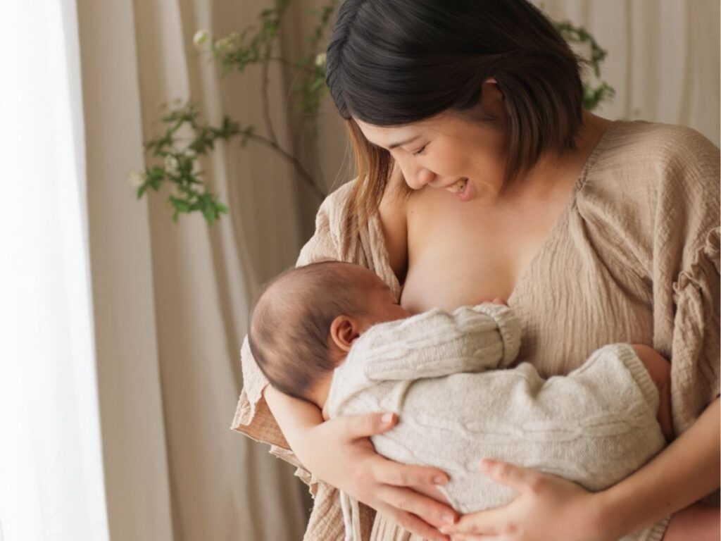豊橋市のフォトスタジオリアンで撮影したベビーフォトで「授乳フォト」を撮影しました。海外から輸入したこだわりの衣装付きの撮影会。寝返り記念にぴったりです。岡崎・名古屋方面からも多数お越しいただいています。