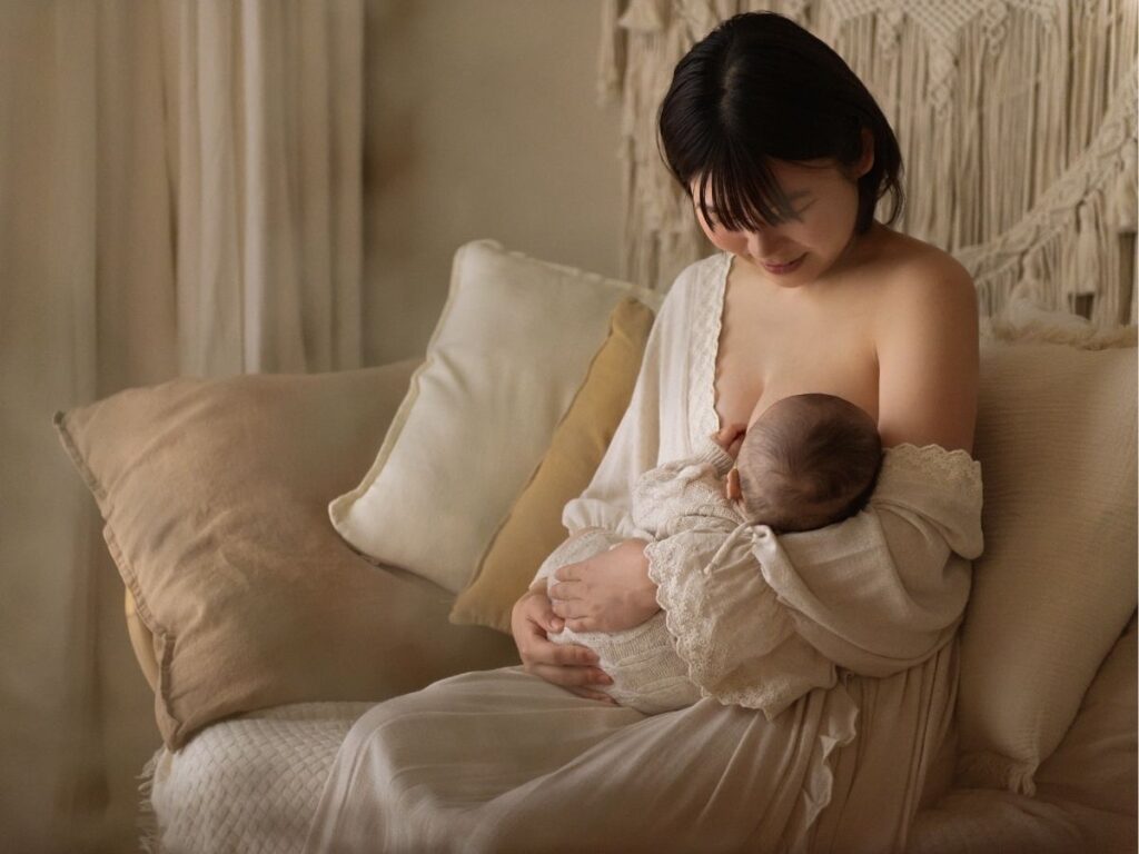 豊橋市のフォトスタジオリアンで撮影したベビーフォトで「授乳フォト」を撮影しました。海外から輸入したこだわりの衣装付きの撮影会。寝返り記念にぴったりです。岡崎・名古屋方面からも多数お越しいただいています。