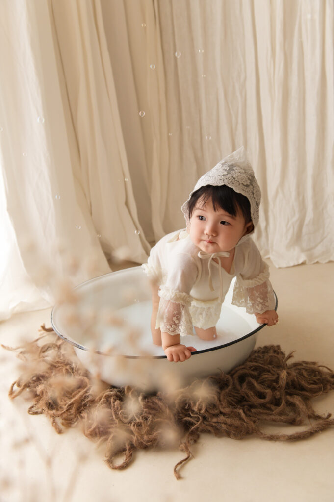 豊橋市のフォトスタジオで撮影するミルクバスフォト。赤ちゃんがミルクバスに入るナチュラルでおしゃれなベビーフォト撮影会。愛知県・名古屋・岡崎からも人気の赤ちゃん記念写真。
