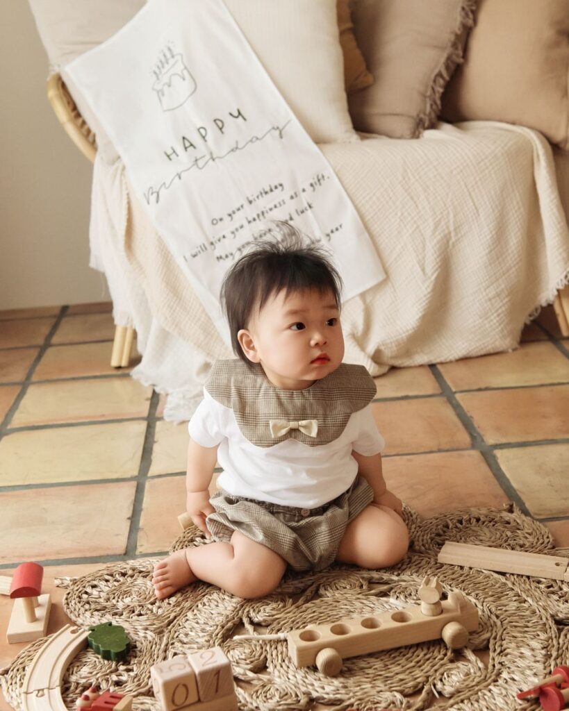 「前半はスタジオのナチュラルなベビー衣装、後半はケーキまみれになる前に私服で家族みんなでお揃いコーデ」というように、コーディネートを分けて楽しむのも大人気です！ママ衣装のレンタル（無料）： ご家族写真やライフスタイル撮影の際、ママも無料でレンタル衣装をご利用いただけます。