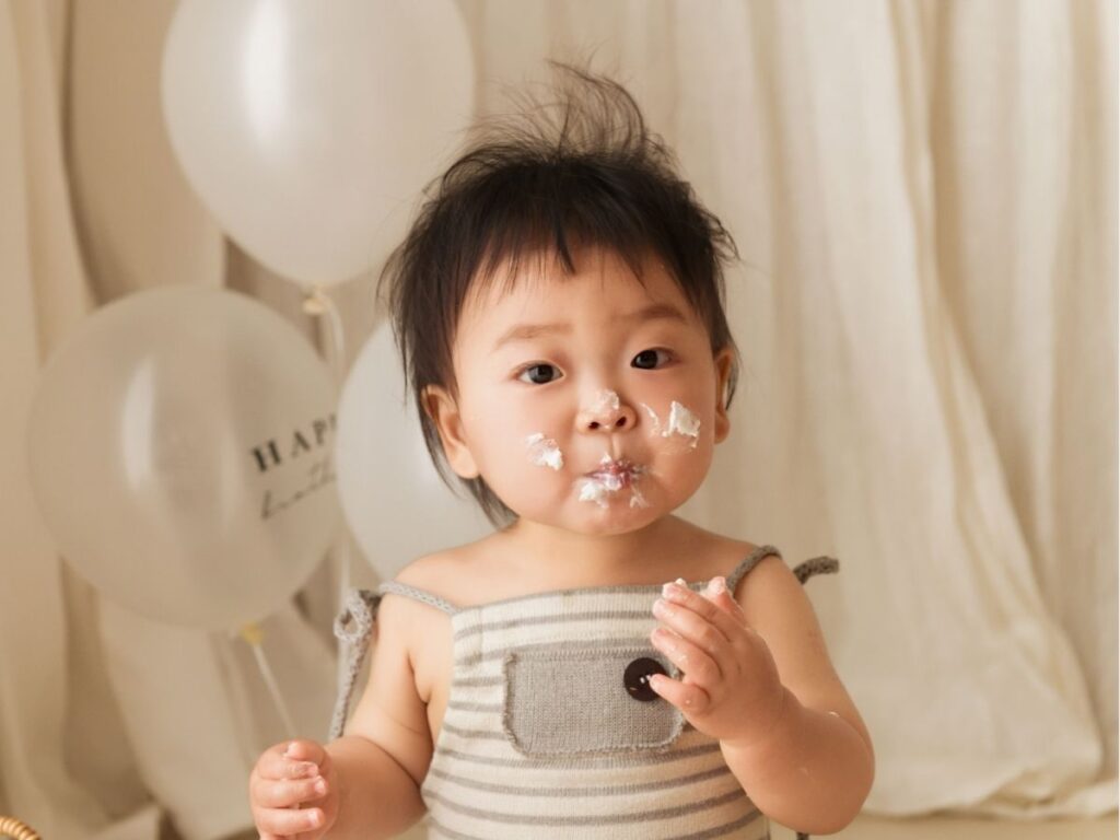 豊橋のスタジオリアンで撮影された1歳誕生日のケーキスマッシュの様子