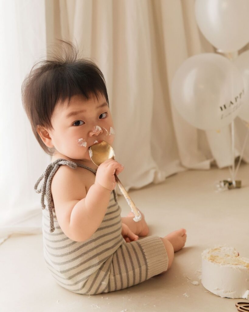 Altテキスト： 豊橋のスタジオリアンでケーキの感触に驚く赤ちゃんの表情 キャプション： ケーキの感触や甘さに思わず見せる、今しか撮れない貴重なリアクション。
